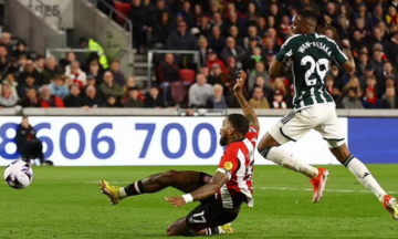 MU chia điểm với Brentford