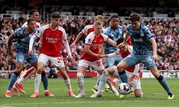 Arsenal thua sốc trên sân nhà, vị trí đầu bảng trao tay Man City