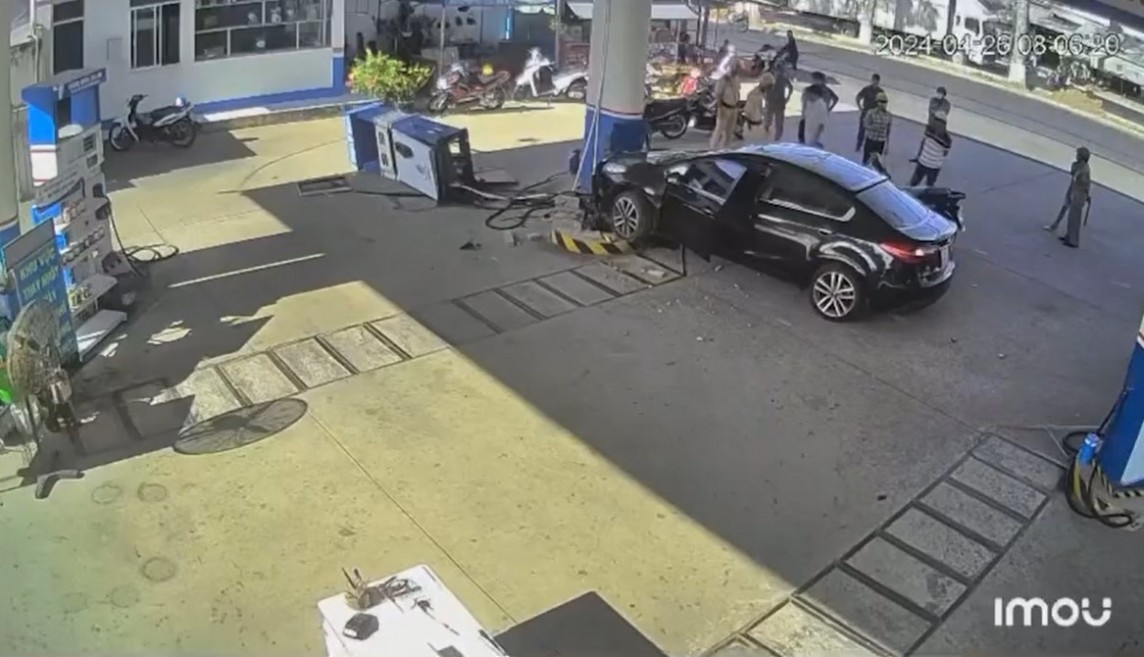 Tại TP. Cao Lãnh ( Đồng Tháp) sáng nay, ô tô lao vào cây xăng