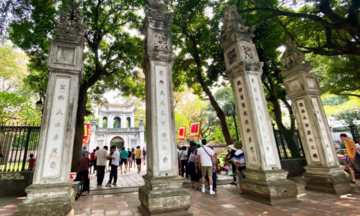 Du khách tham quan các điểm du lịch ở Hà Nội dịp nghỉ lễ 30/4 - 1/5