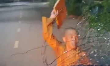 Mặc đồ giống nhà sư đập vỡ kính xe ô tô