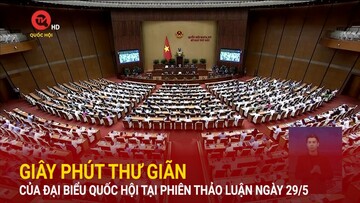 Giây phút thư giãn của đại biểu Quốc hội tại phiên thảo luận ngày 29/5