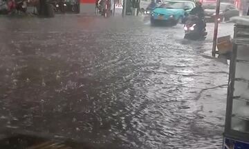 Mưa lớn tại Hà Nội nhiều tuyến đường ngập nặng