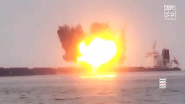 Video tàu hàng trên Biển Đỏ phát nổ do bị xuồng tự sát Houthi tập kích