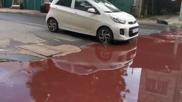Hà Nội: Truy tìm nguồn thải bí ẩn 'nhuộm đỏ' ngã ba Đại lộ Thăng Long