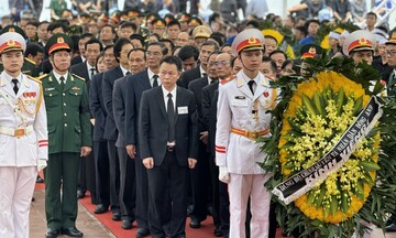 Xúc động hình ảnh người dân đến viếng Tổng Bí thư Nguyễn Phú Trọng tại quê nhà Đông Anh