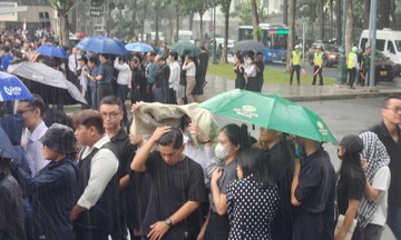 Hàng nghìn người dân đội mưa vào thăm viếng Tổng Bí thư Nguyễn Phú Trọng