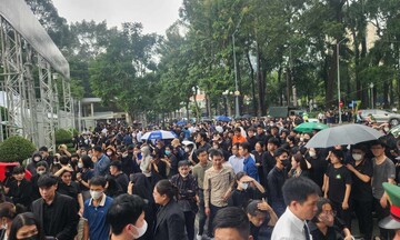 Dòng người xếp hàng dưới mưa chờ viếng Tổng Bí thư Nguyễn Phú Trọng tại Thành phố Hồ Chí Minh