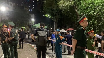 Đoàn người dài cả cây số xếp hàng chờ được vào viếng Tổng Bí thư