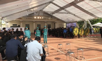 Bên trong nhà văn hoá thôn Lại Đà, dòng người nối tiếp nhau vào viếng Tổng Bí thư