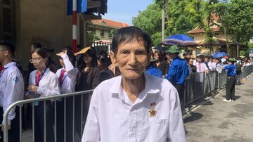 Cụ 81 tuổi xếp hàng chờ viếng Tổng Bí thư Nguyễn Phú Trọng từ sáng sớm