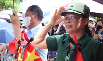 Người phụ nữ đi từ 2 giờ sáng đến xếp hàng thăm viếng Tổng Bí thư Nguyễn Phú Trọng