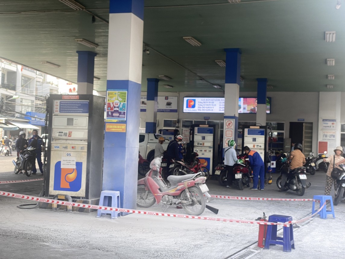 Clip người đàn ông đốt cây xăng ở Nha Trang