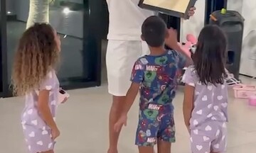 Ronaldo ăn mừng nút vàng Youtube