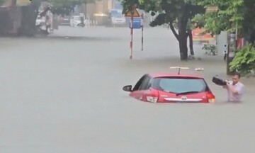 Clip người đàn ông bất lực bỏ lại ô tô giữa biển nước thoát thân