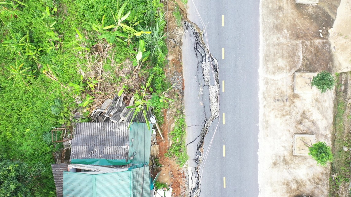 Sạt lở nghiêm trọng Quốc lộ 15C, một ngôi nhà sắp trôi xuống chân núi