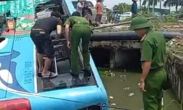 Khoảnh khắc xe bus và xe tải tông nhau kinh hoàng ở Hà Nội