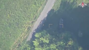 Cận cảnh UAV cảm tử Lancet của Nga tiêu diệt xe bọc thép Ukraine