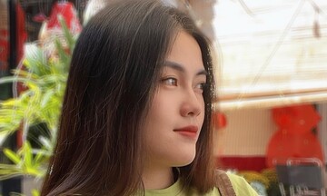 Khoảnh khắc cô gái trẻ xinh đẹp cứu cụ ông bị lũ cuốn trôi