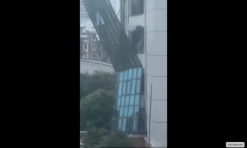 Cả một bức tường kính ở Hạ Long bị bão Yagi giật tung