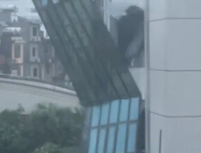 Quảng Ninh: Tòa nhà cao tầng bị bão 'lột'  toàn bộ phần khung cửa kính