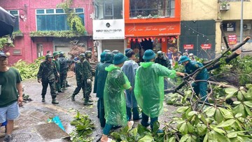 Ghi nhận công tác khắc phục hậu quả sau bão số 3 các quận nội thành Hà Nội sáng ngày 8/9