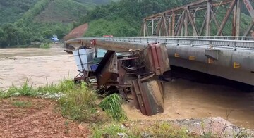 Nước lũ dâng cao sát cầu Tô Mậu, Lục Yên, Yên Bái