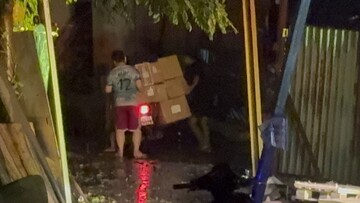 Người dân Thủ đô vội vã vận chuyển hàng hóa ra khỏi vùng nước ngập