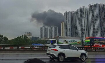 Cháy lớn tại Hà Nội khói đen cuồn cuộn giữa trời mưa