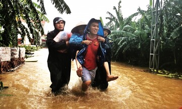 Người dân Hà Nội chạy lũ khi nước sông Hồng dâng cao