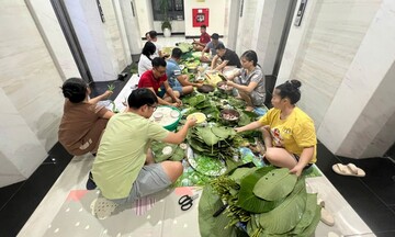 Dân chung cư Hà Nội trắng đêm gói bánh, nhận cứu trợ đồng bào lũ lụt