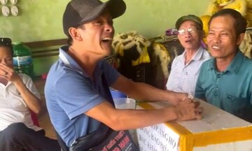 Dân mạng phát sốt vì chàng trai khuyết tật bán vé số ủng hộ tiền giúp người dân vùng lũ Tây Bắc