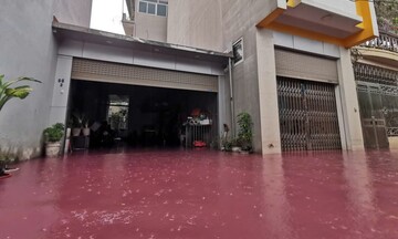 Hà Nội: Nguồn thải bí ẩn ‘nhuộm đỏ’ khu dân cư, nhiều người tháo chạy