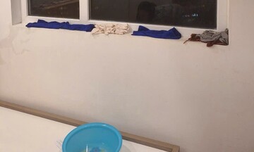 Chuyện lạ chung cư cao cấp ở Hà Nội: Trước khi đi làm phải chèn giẻ cạnh cửa sổ