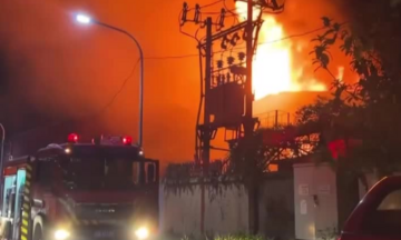 Video: Cháy lớn xưởng may lúc nửa đêm, lửa đỏ rực cả một vùng trời ở Di Trạch, Hà Nội