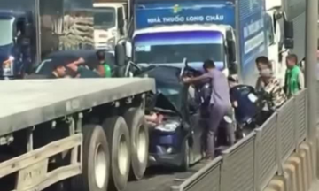 Video: 6 ô tô 'dồn toa' trên cầu Thăng Long, nhiều người phá cửa xe cứu người