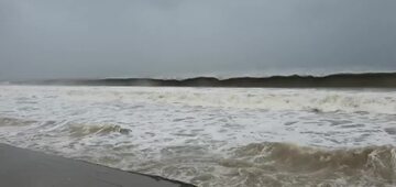 Bão số 6 tại Đà Nẵng: Gió mạnh, sóng biển dữ dội, cây xanh, biển hiệu ngã hàng loạt