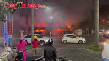 Đám cháy lớn bao trùm hiệu sách nhân dân TP. Thanh Hóa