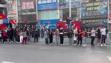 Người dân chào đón đội tuyển Việt Nam trở về nước
