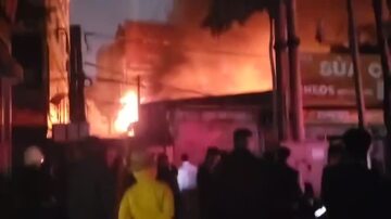 Video: Cháy lớn trên đường Hồ Tùng Mậu, Hà Nội