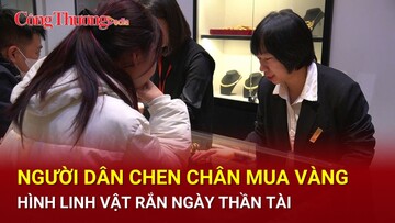 Người dân chen chân mua vàng hình linh vật Rắn ngày Thần Tài