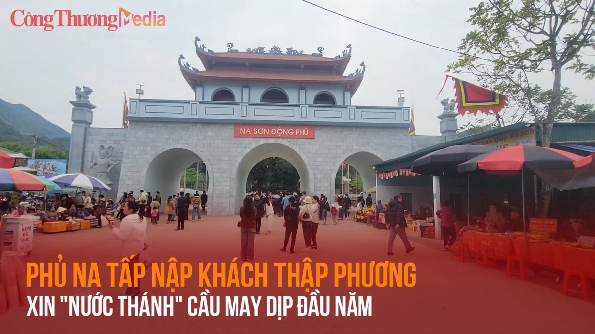 Phủ Na tấp nập khách thập phương xin 'nước thánh' cầu may dịp đầu năm
