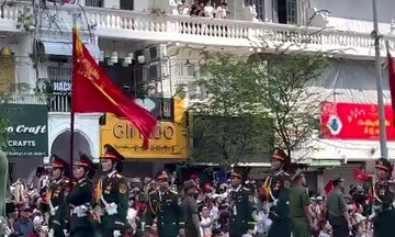 Khối nữ chiến sĩ quân y diễu binh mừng đại lễ 30/4