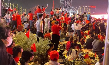 Các màn hình Led trên Bến Bạch Đằng đang được các đội ngũ kỹ thuật kiểm tra test thử cho sự kiện trọng đại ngày mai