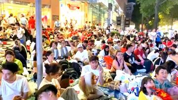 Người dân nô nức đón đợi ngày 30 tháng 4