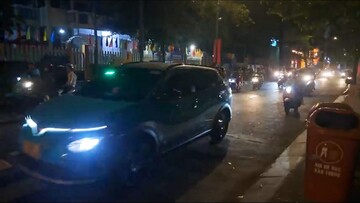 Dù đêm đã rất muộn nhưng người dân vẫn đổ về trung tâm, sẵn sàng chờ đón ngày hội của non sông