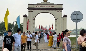 Người dân chụp hình lưu niệm tại Di tích Quốc gia đặc biệt Đôi bờ Hiền Lương - Bến Hải, tỉnh Quảng Trị