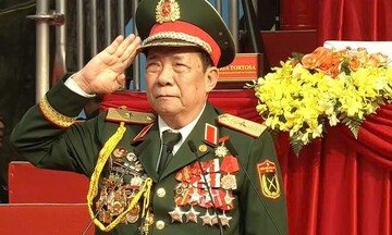 Thiếu tướng Trần Ngọc Thổ đại diện cho các lực lượng đã tham gia chiến đấu trong Chiến dịch Hồ Chí Minh lịch sử phát biểu