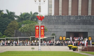 Đông đảo người dân Thủ đô Hà Nội thành kính xếp hàng vào Lăng viếng Chủ tịch Hồ Chí Minh
