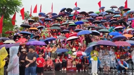 Người dân theo dõi sự kiện đã đến từ rất sớm